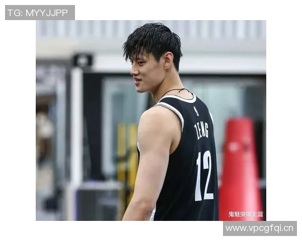 曾凡博全力以赴抢断狄龙皮球倒地争抢引发犯规争议 曾凡博全力以赴抢断狄龙皮球倒地争抢引发犯规争议