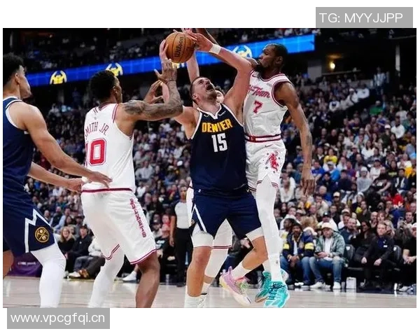 媒体人分析谢泼德与队友共同蹲底角的战术选择与出手权分配问题