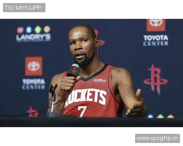 杜兰特赞替补席球员表现关键时刻助力球队逆转胜利 杜兰特赞替补席球员表现关键时刻助力球队逆转胜利