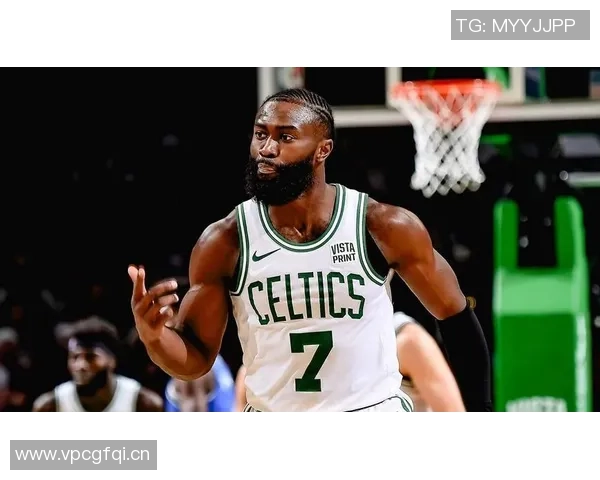 杰伦布朗全能表现31投12中砍下33分并贡献10篮板5助攻2抢断2盖帽