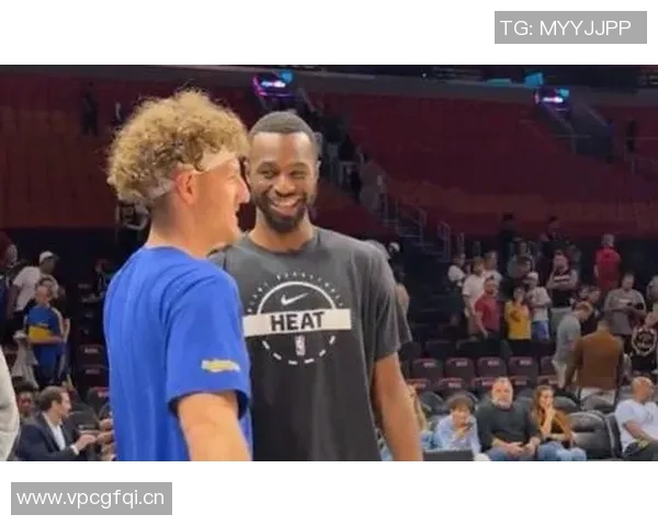 追梦赛后与老队友维金斯亲切交流库里与巴黎奥运队友阿德巴约畅谈未来
